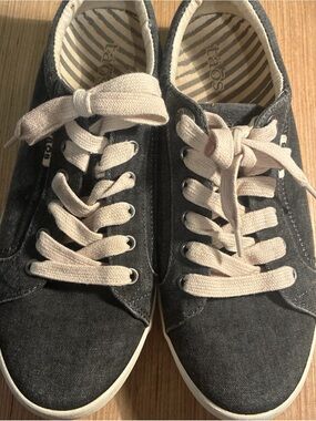 Taos Footwear Denim Blue Canvas Sneakers with Cream Laces size 9